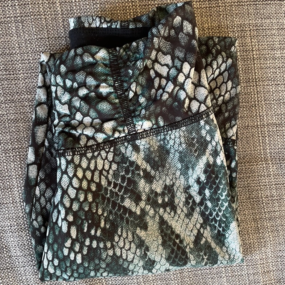 Strut This snake skin pattern 7/8 leggings